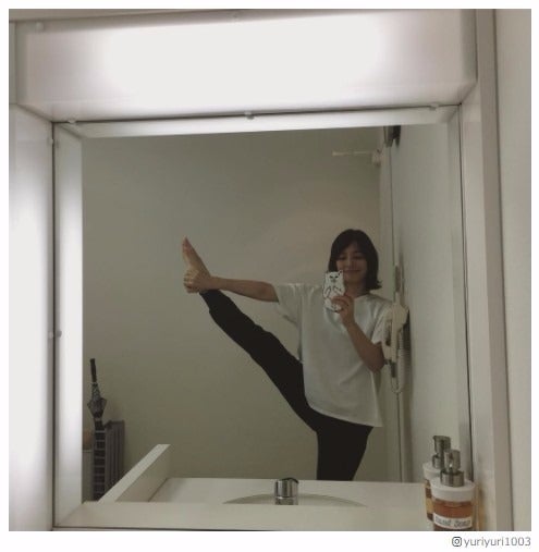 ”Y字バランス”披露が話題の石田ゆり子、美の秘訣は？