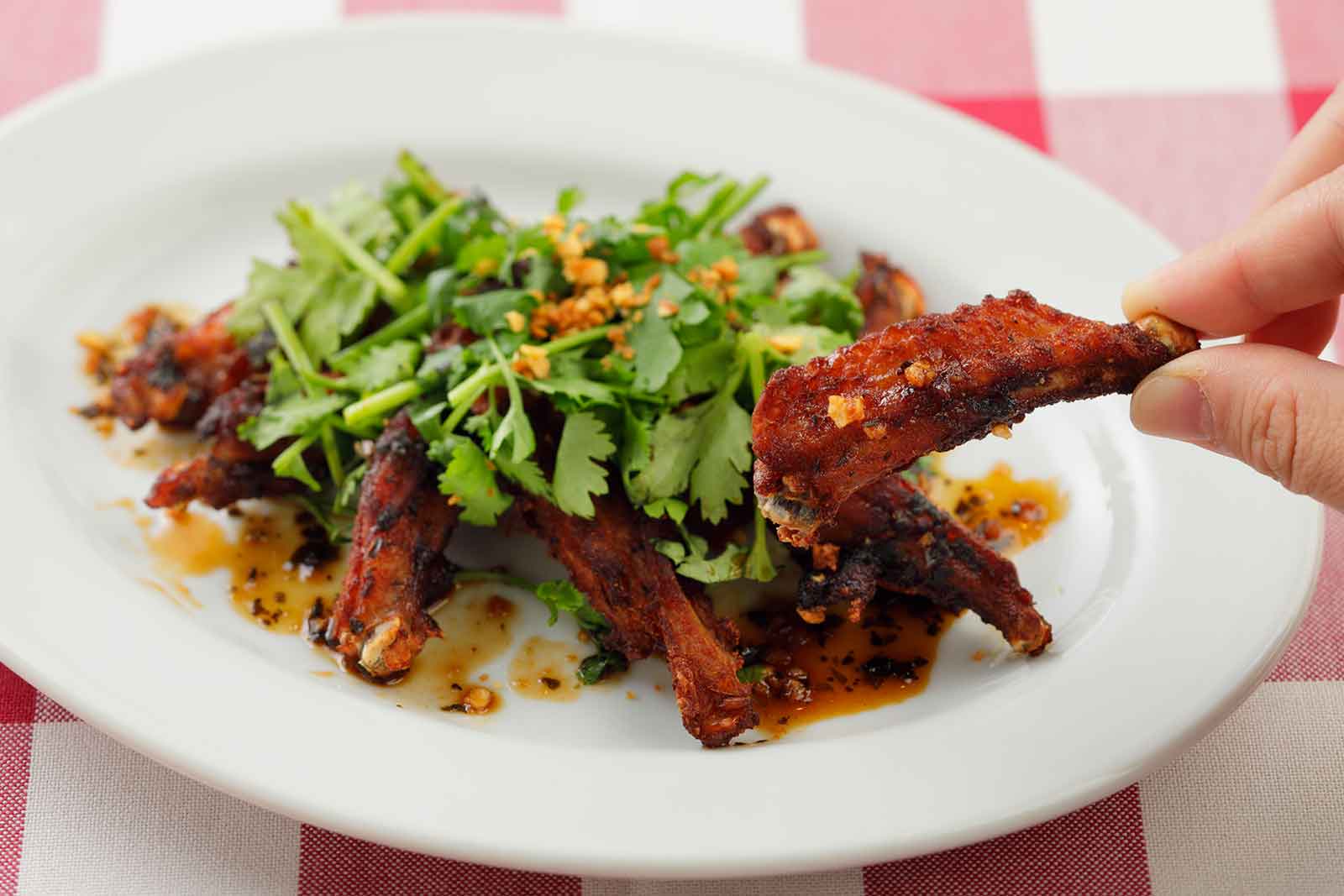 Garlic restaurant はじめの一っぽ「エスニックバッファローチキン　パクチー添え」／画像提供：東京パクチーPARTY実行委員会