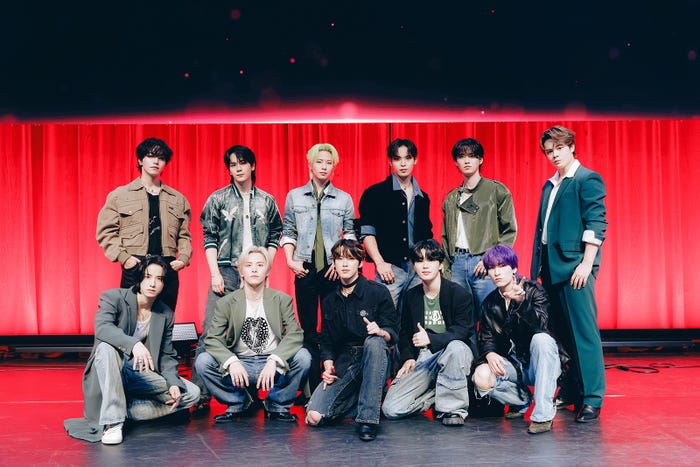 JO1(後列)大平祥生、豆原一成、川尻蓮、與那城奨、白岩瑠姫、鶴房汐恩(前列)佐藤景瑚、川西拓実、河野純喜、木全翔也、金城碧海(C)LAPONE Entertainment