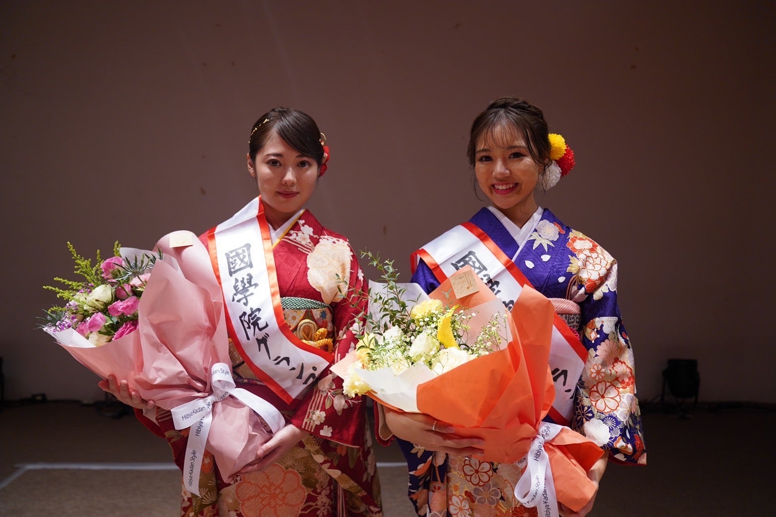 「國學院 Contest 2023」グランプリの中城香乃さん、準グランプリの秋元南実さん（提供写真）