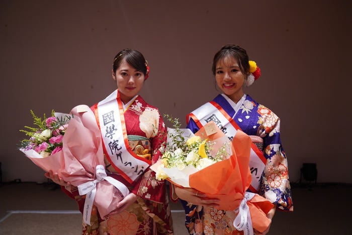 「國學院 Contest 2023」グランプリの中城香乃さん、準グランプリの秋元南実さん(提供写真)