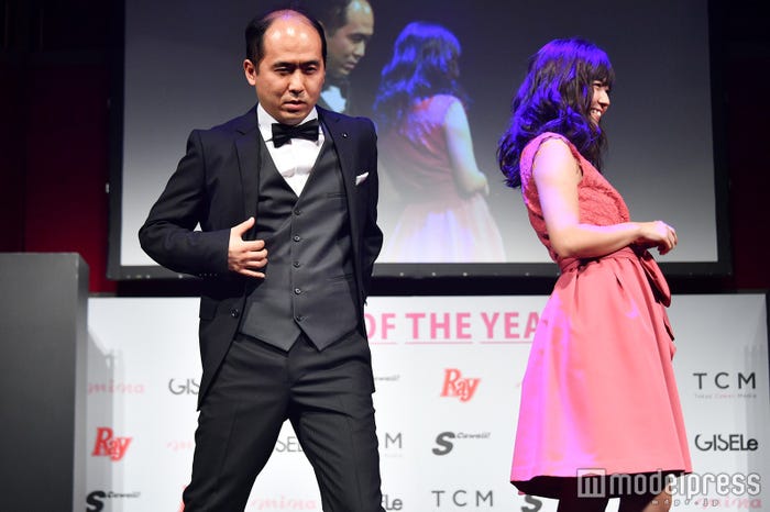 1斎藤さん、ジャケットからおもむろに…/斎藤司&鈴木愛理 (C)モデルプレス