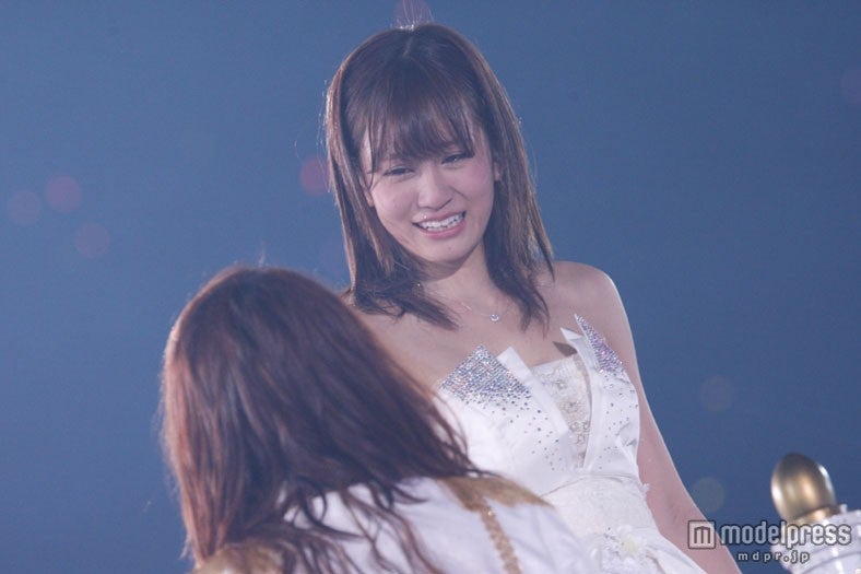 涙する前田敦子（C）AKS