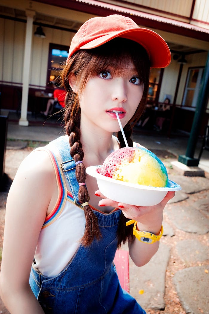 シェイブアイスを堪能する松村沙友理/松村沙友理 写真集オフショット (撮影/桑島智輝)