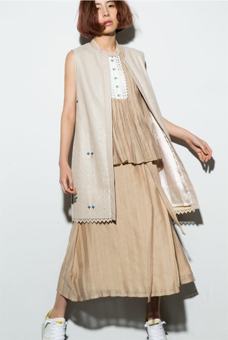 ベスト¥50,000/KATTYXIOMARA(Sian PR)、トップス¥49,000、スカート¥59,000/ともにSea New York(ブランドニュース)、スニーカー¥46,000/PHILIPPE MODEL(T-square Press Room)(C)TOPLOG