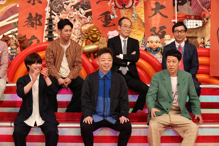 西軍(前列左から)大橋和也、ユースケ、小籔千豊(後列左から)屋敷裕政、東国原英夫、おいでやす小田(C)フジテレビ