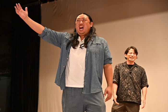 秋山竜次、岡田准一(C)TBS