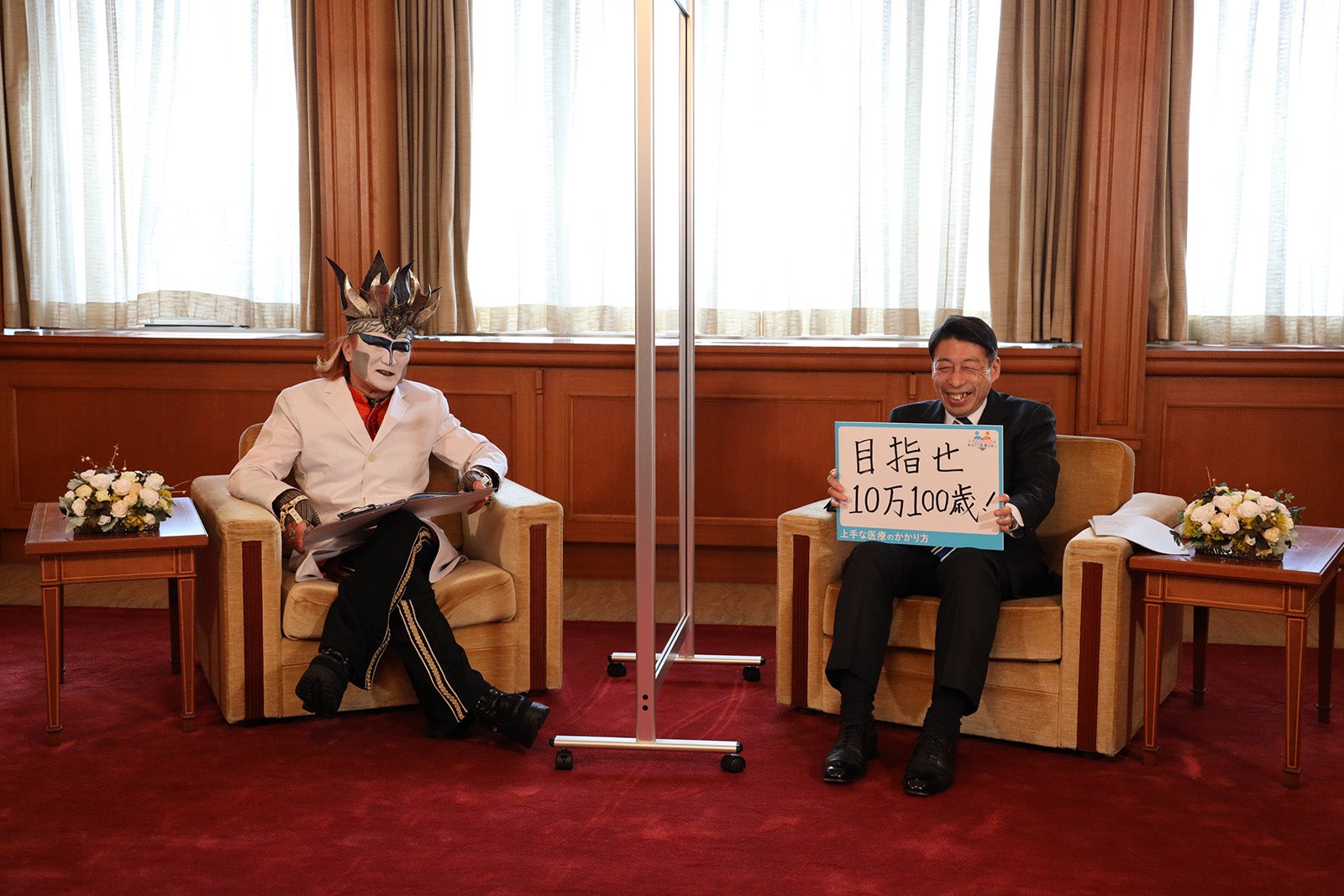 デーモン閣下、服部誠太郎福岡県知事（提供写真）