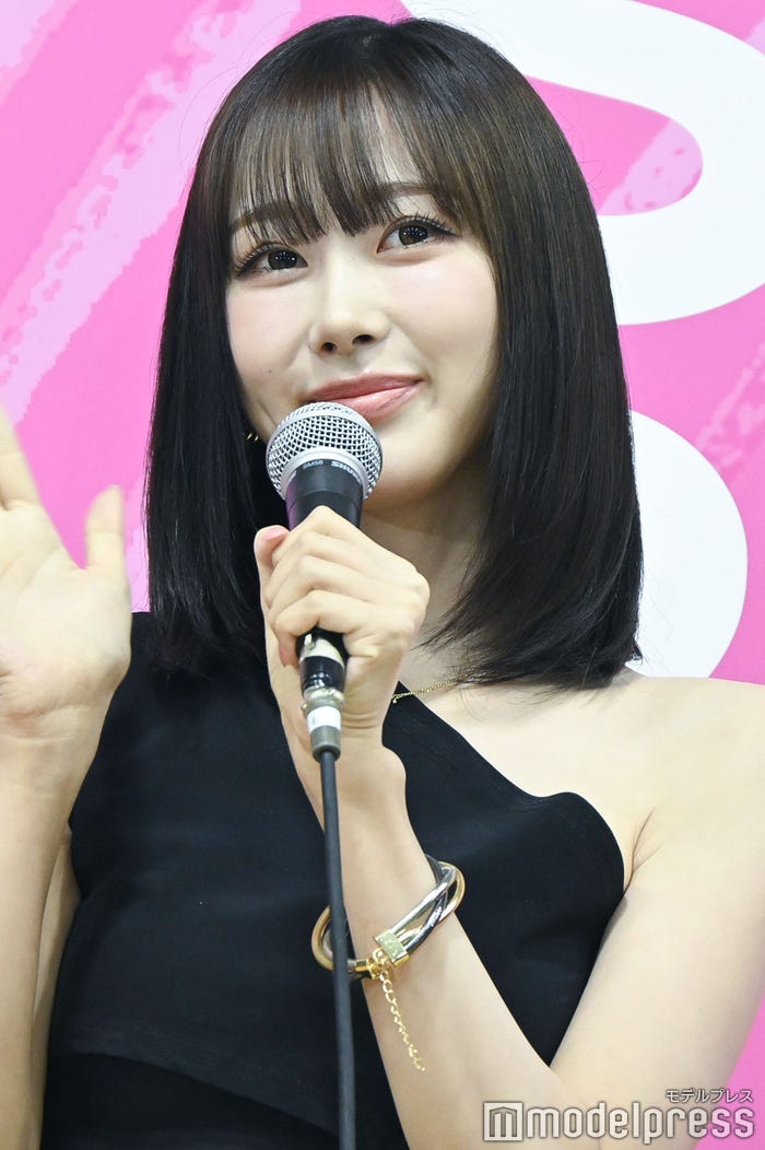 セミロングヘアで登場したジゼル(C)モデルプレス