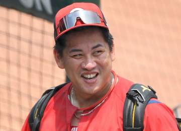 「体デカ過ぎ」「エグいてぇぇぇぇ」 草野球参戦の元プロ左腕の大きさにSNS衝撃 本人「引退してからバーベルしか触ってないので、、、笑」と報告