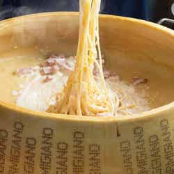 「パルミジャーノ・レッジャーノで仕上げるカルボナーラ」イメージ/画像提供:東急ホテルズ