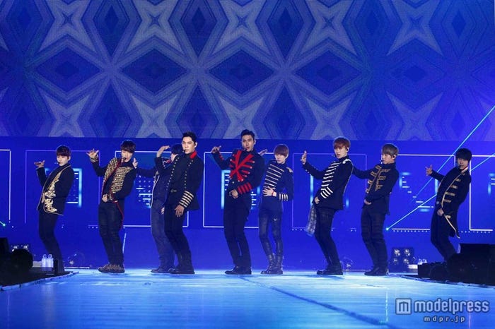 SUPER JUNIOR(左から:リョウク、ドンへ、シンドン、カンイン、シウォン、ヒチョル、ウニョク、ソンミン、キュヒョン)