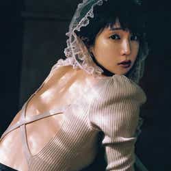 モデルプレス - 吉岡里帆のSEXY美背中にドキッ “今一番愛されている女性”に迫る
