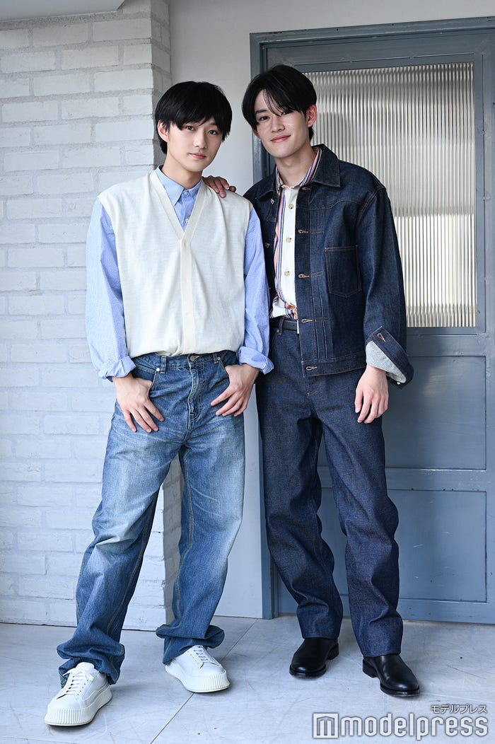 大西利空、山時聡真/ヘアメイク:Emiy(Three Gatee LLC.)スタイリスト:西村咲喜【山時聡真】ジャケット¥42,900、シャツ¥38,500、パンツ¥33,000/すべてA.P.C.(A.P.C. CUSTOMER SERVICE 0120-500-990) その他スタイリスト私物【大西利空】シャツ¥29,700/UNIVERSAL PRODUCTS.(1LDK 03-3780-1645) その他スタイリスト私物(C)モデルプレス