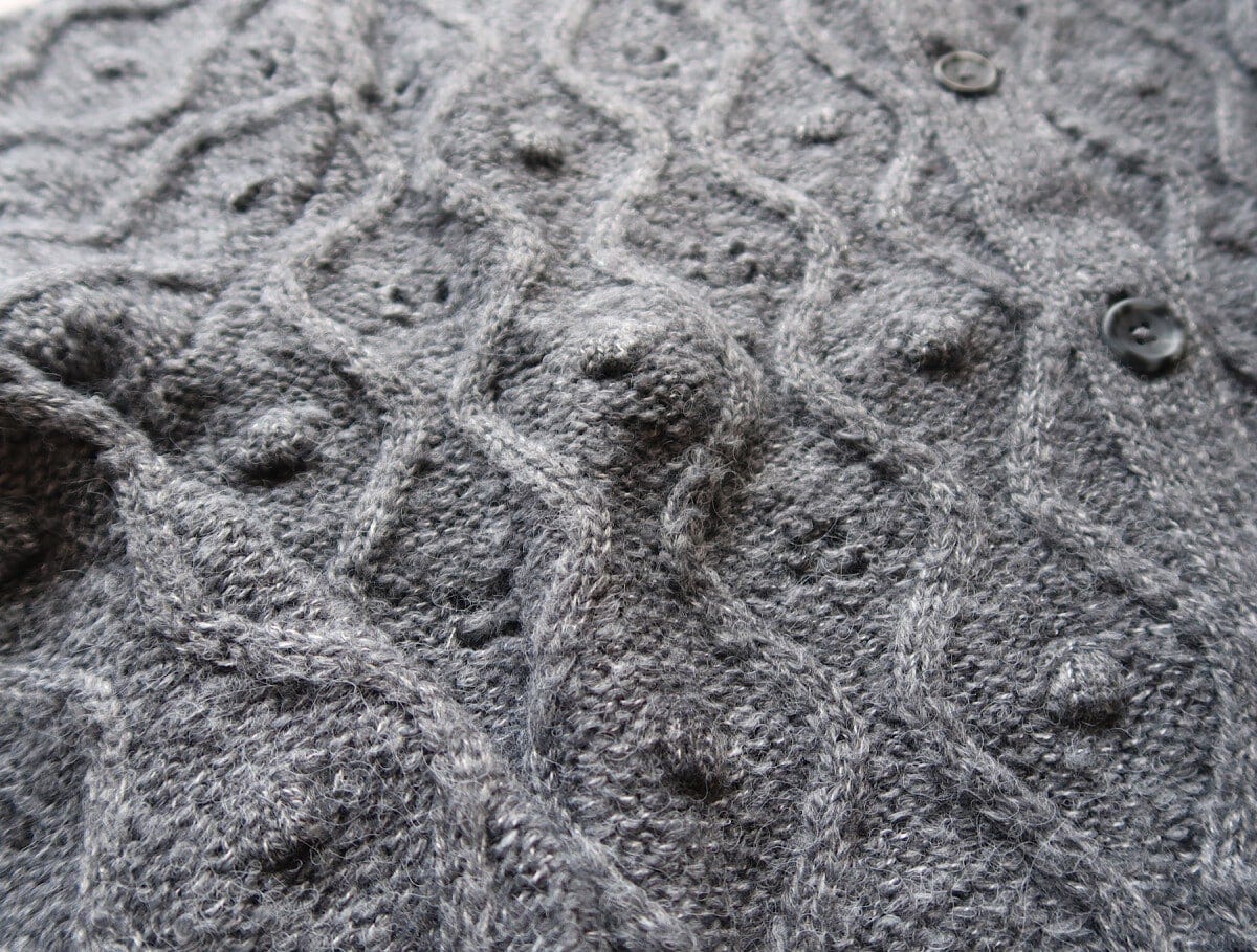 立体感のある編地が着こなしに変化をプラス