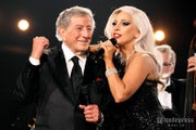 「第57回グラミー賞」で共演(左から)トニー・ベネット、レディー・ガガ/photo:Getty Images【モデルプレス】