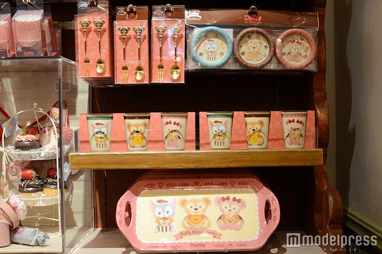 スプーン＆フォーク￥1500、カップセット￥2500、コースターセット￥900、トレイ￥1600（C）モデルプレス