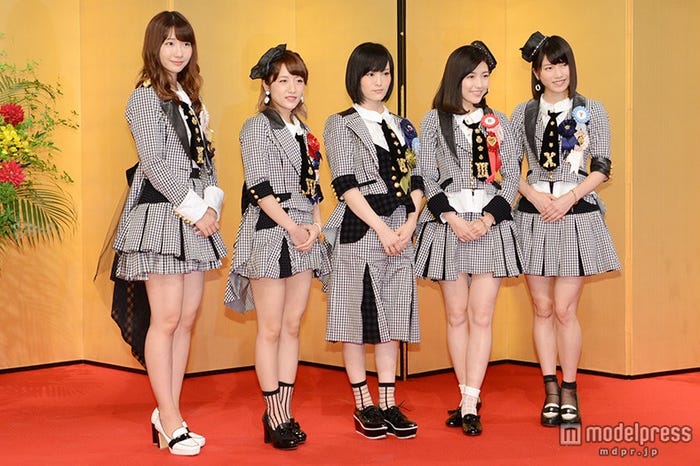 (左から)柏木由紀、高橋みなみ、山本彩、渡辺麻友、横山由依