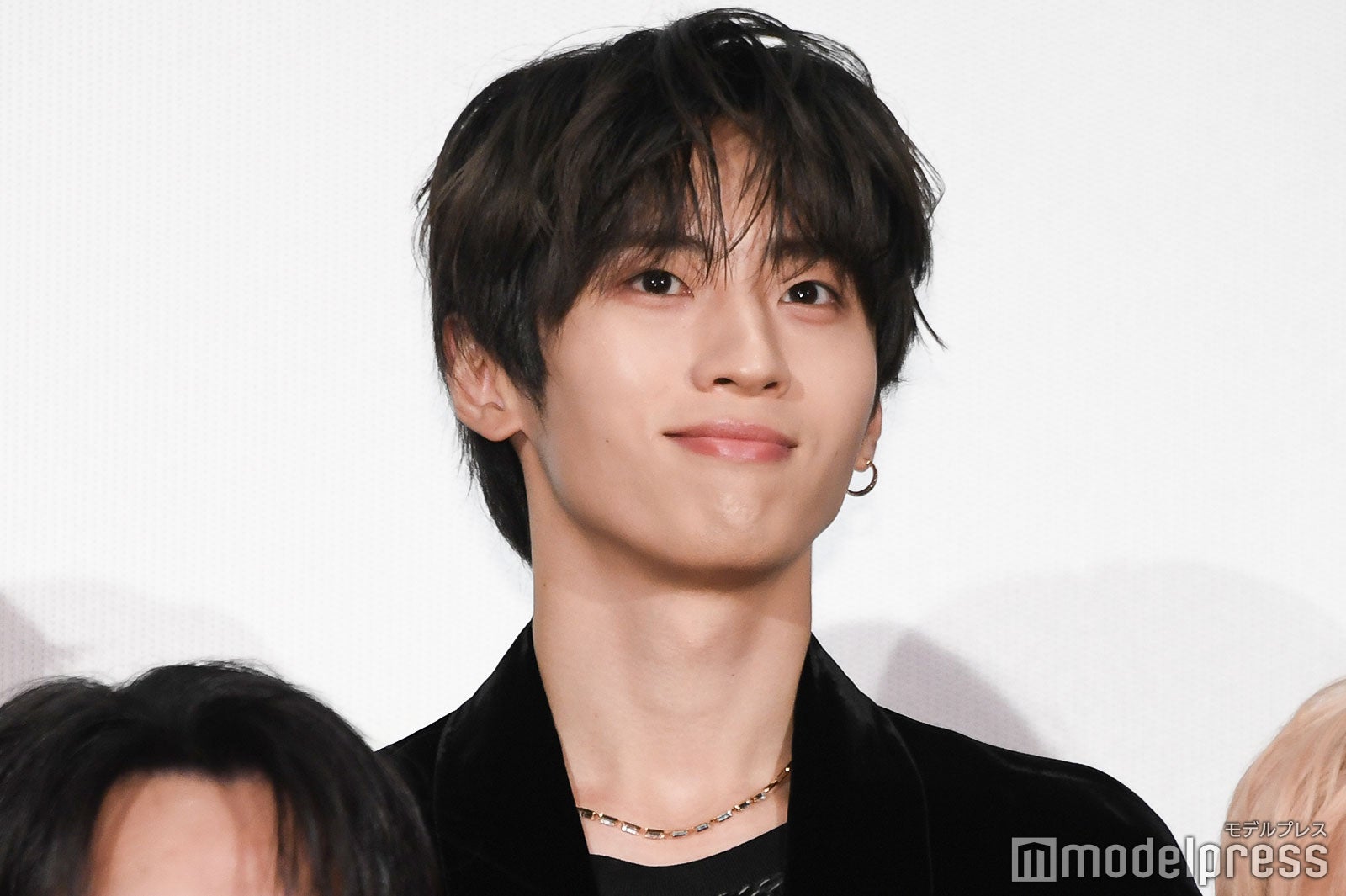 ピアスを合わせた許豊凡（C）モデルプレス