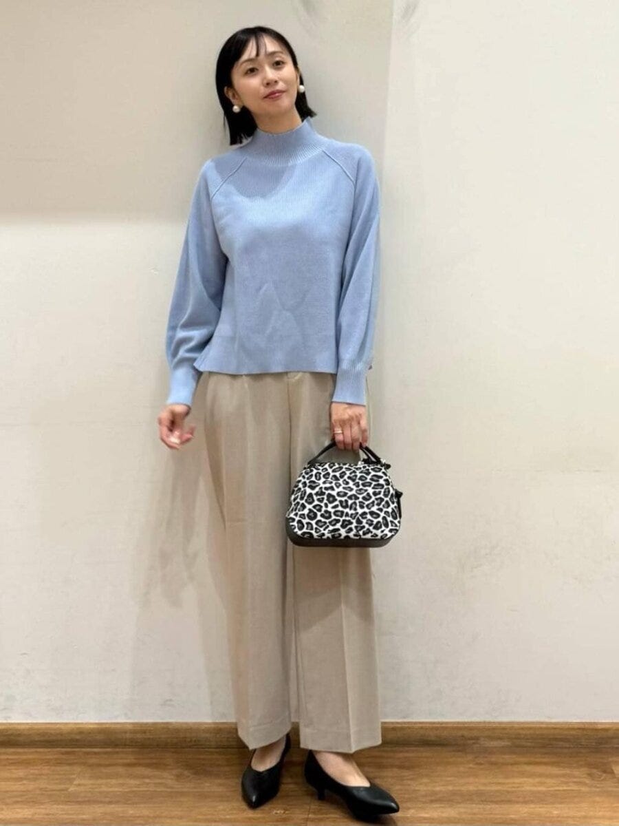 2026春大人女性ブルーニットゆるっときれいめコーデ