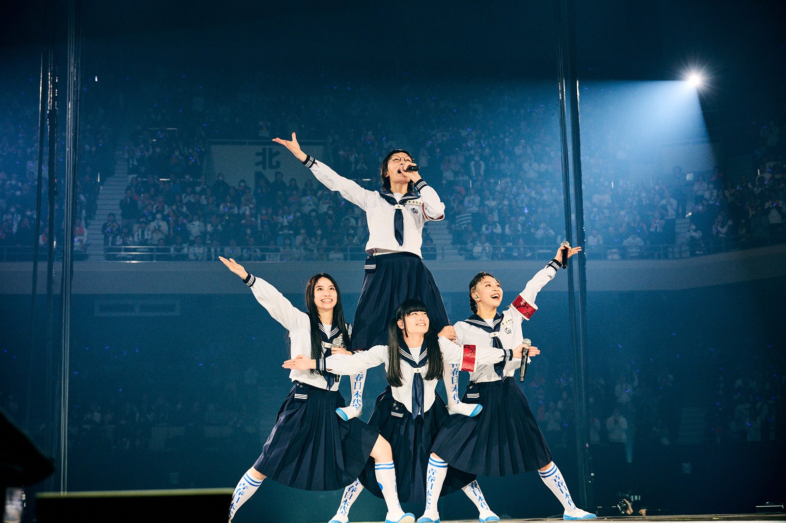 新しい学校のリーダーズ、初の武道館公演で1万2000人圧倒 SUZUKAが涙 ...