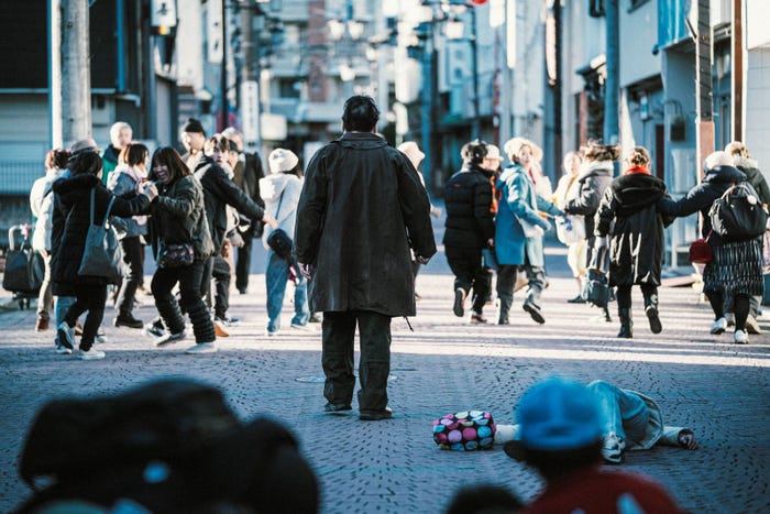 場面写真(C)佐藤二朗 永田諒/ヒーローズ(C)2026 映画「名無し」製作委員会