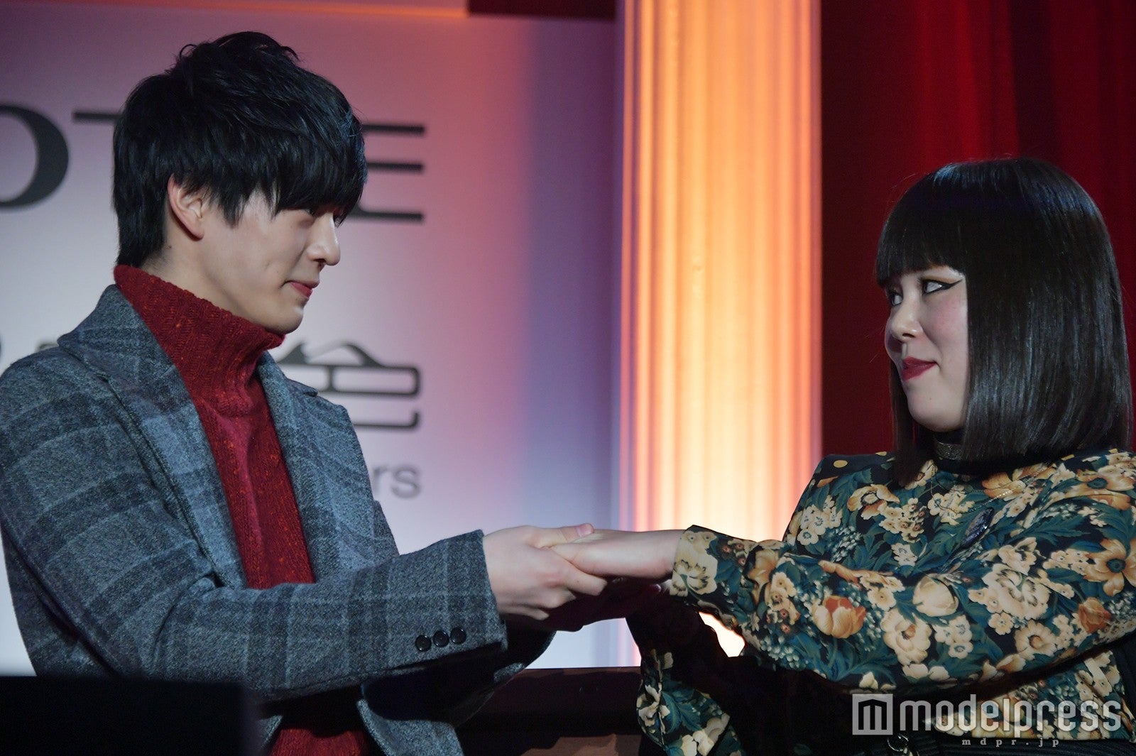 カイロを添えて手を握って「ずっと俺お前の事好きやねん」／奥野壮さん （C）モデルプレス