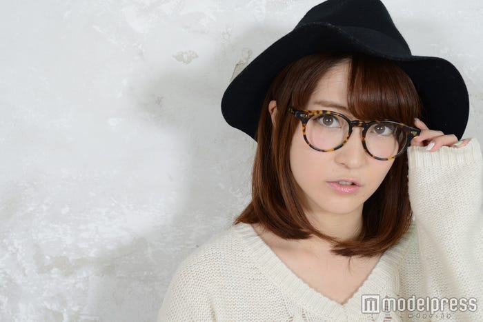 シンプルなつば広ハットで使い回し(C)モデルプレス