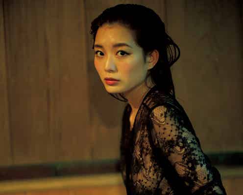 蜂谷晏海、スラリ美脚輝く 大人の雰囲気に釘付け