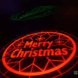 ポートディスカバリーの床面に映し出されるメリークリスマスの文字