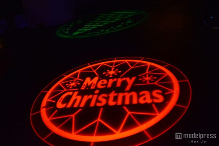 ポートディスカバリーの床面に映し出されるメリークリスマスの文字