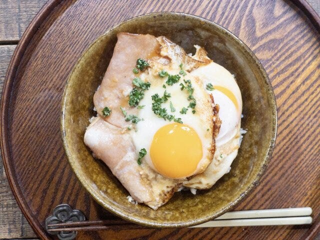 ハムエッグ丼