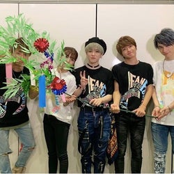 a宇野実彩子 メンバー5人の七夕記念ショット公開に 笹かかりすぎw 顔見えなくても可愛い モデルプレス