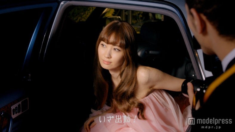 颯爽とパーティー会場へ／新CM「ワークブラ 小嶋陽菜」篇より