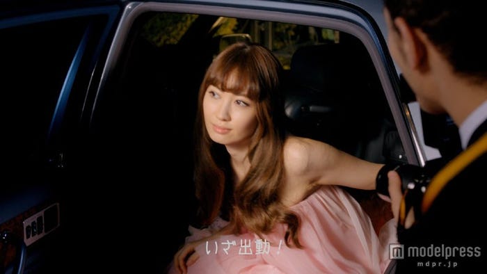颯爽とパーティー会場へ/新CM「ワークブラ 小嶋陽菜」篇より