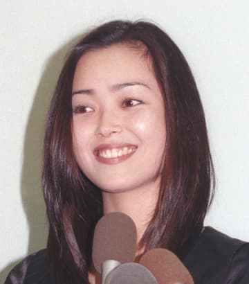 30代にしか見えん！「いつまでも若い」米国人弁護士と再婚→LA在住女優55歳 愛犬連れハワイ旅「みんなで」2児ママ