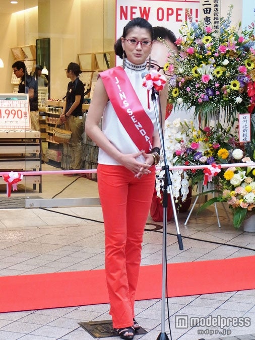 ミス・ユニバース日本代表、キュートなメガネルックで1日店長に就任