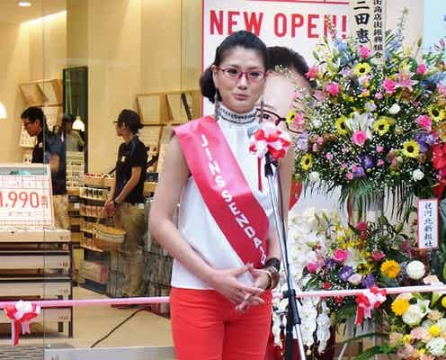 ミス・ユニバース日本代表、キュートなメガネルックで1日店長に就任