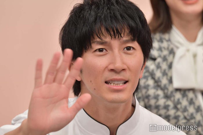 モニターで自分の盛れを確認していた濱田崇裕(C)モデルプレス