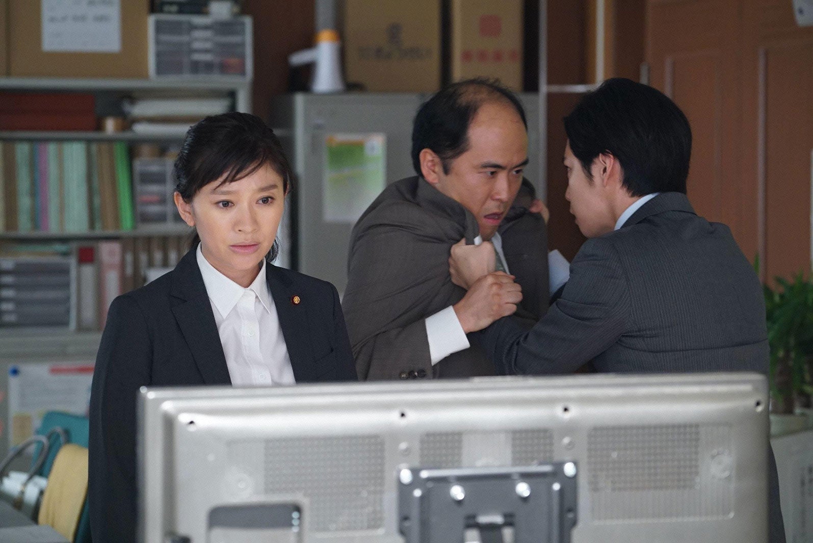 篠原涼子、斎藤司、千葉雄大／「民衆の敵」第5話より（C）フジテレビ