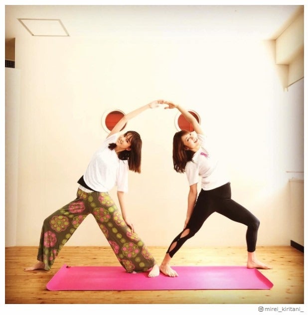 桐谷美玲、“講師”内山理名とペアヨガ「美しいライン」「手脚が長い」と反響