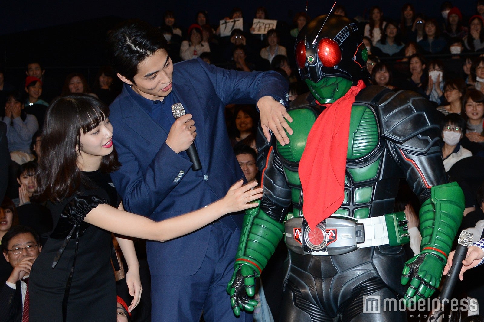 （左より）小松菜奈、東出昌大、仮面ライダー1号（C）モデルプレス