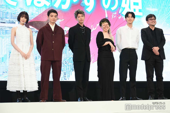 (左から)玉城ティナ、染谷将太、佐藤健、中村佳穂、成田凌、細田守監督 (C)モデルプレス