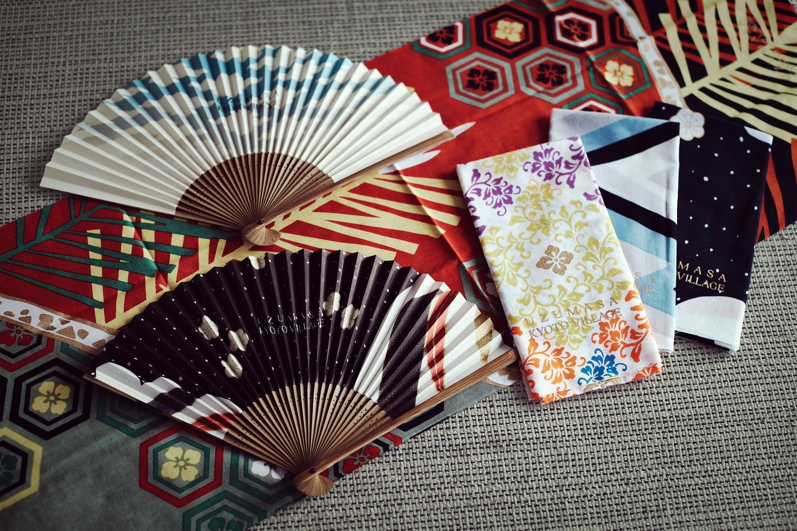 甲斐荘手ぬぐい（各柄）1,800円、甲斐荘京扇子（各柄）3,800円／提供画像