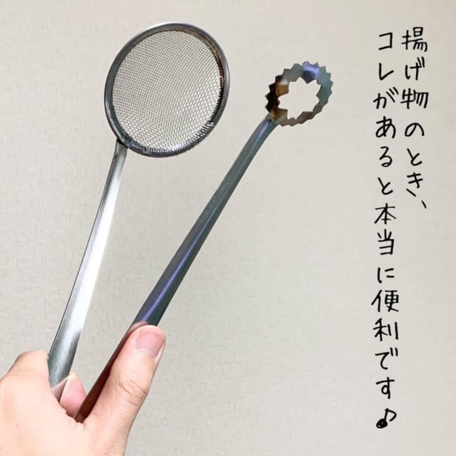 手で持った揚げ物トング