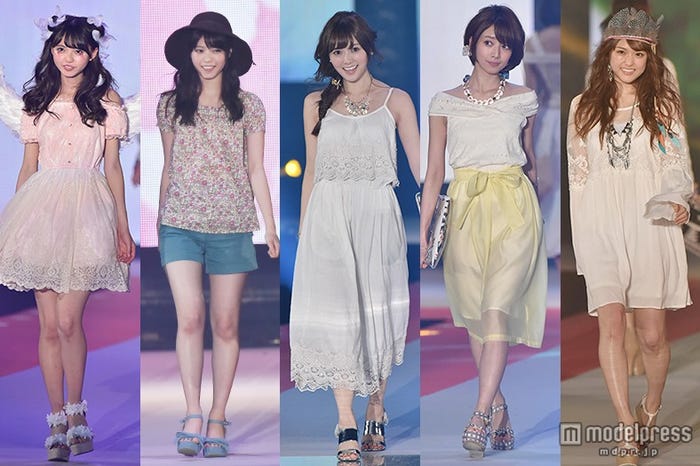 モデルとしてランウェイを歩いた乃木坂46(左から)齋藤飛鳥、西野七瀬、白石麻衣、橋本奈々未、松村沙友理/4月開催のファッション&音楽イベント『GirlsAward 2015 SPRING/SUMMER』で撮影