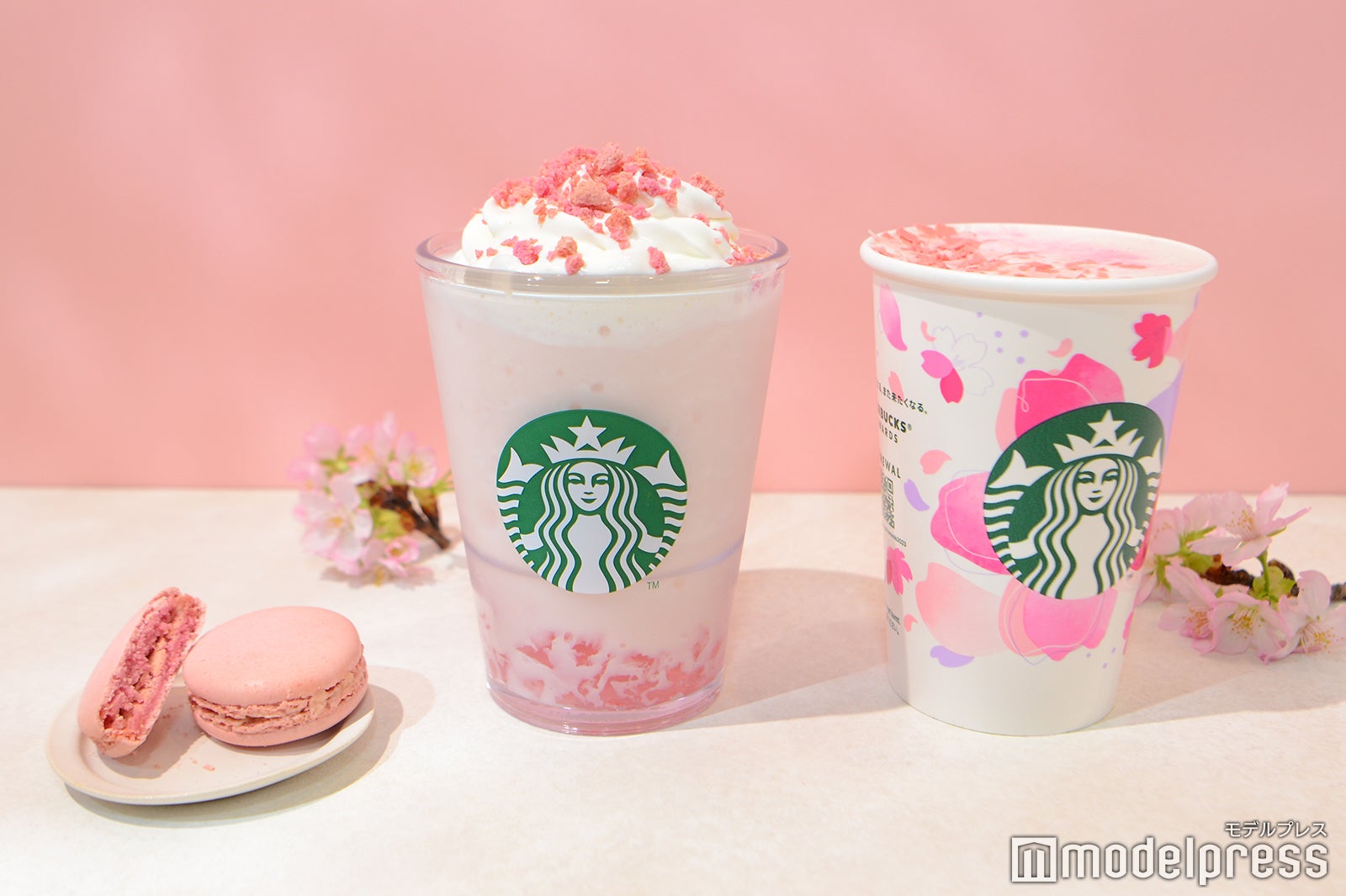 （左から）さくら 咲くサク フラペチーノ、さくら ソイ ラテ（C）モデルプレス