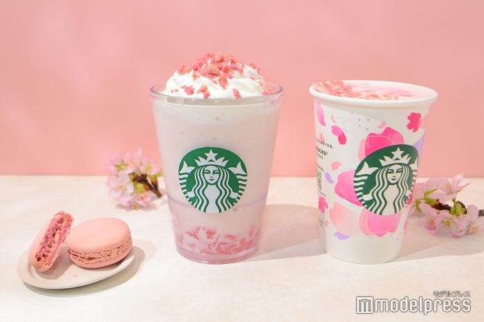 (左から)さくら 咲くサク フラペチーノ、さくら ソイ ラテ(C)モデルプレス