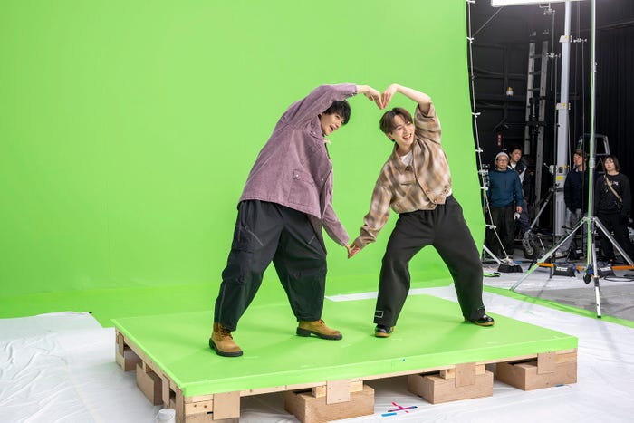 佐野勇斗、吉田仁人「ホットペッパーグルメ」新WebCM「便利」篇「おトク」篇メイキング(提供写真)