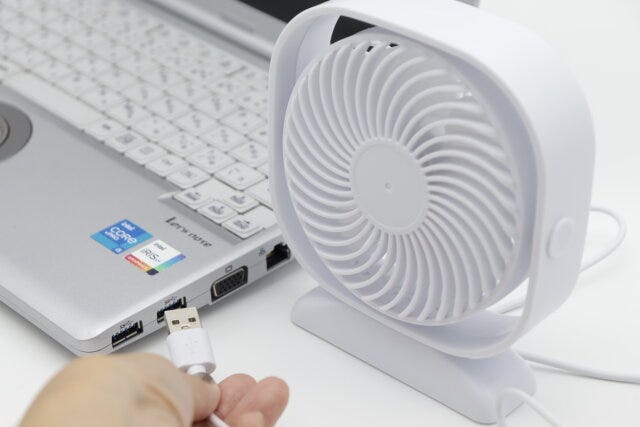 ダイソーのPC作業中に使える扇風機（USB、四角丸型、ブラケット付）